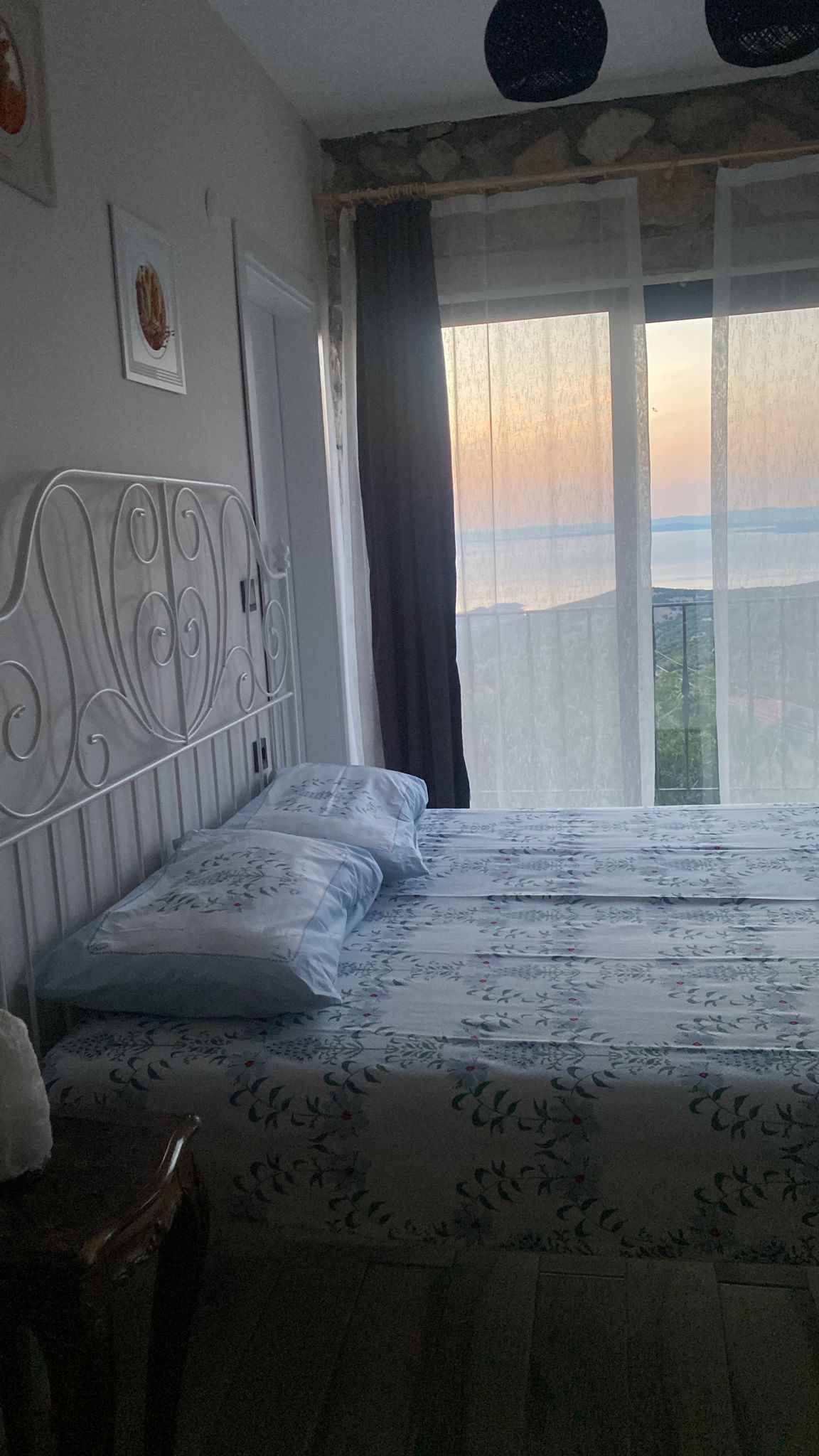 Nur Karen Taş Konak deniz manzaralı taş oda